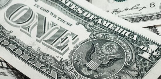 Americký hamburger s cheddarem