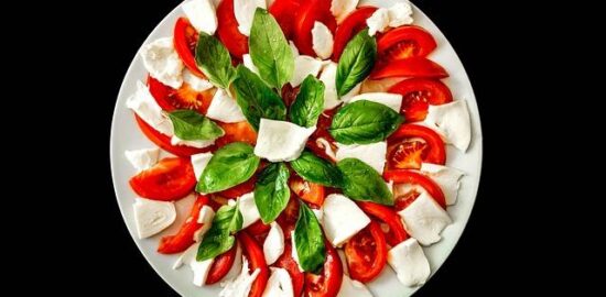 Caprese salát s pestem a bazalkou