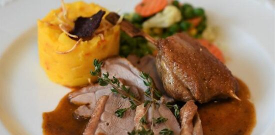 Smažená kachna s bramborovým pyré