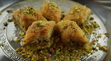 Baklava s pistáciemi a třešněmi