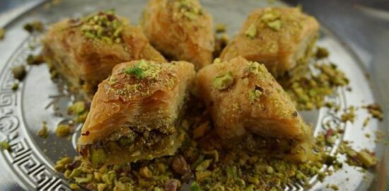 Baklava s pistáciemi a třešněmi