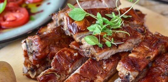 Grilované maso s avokádem