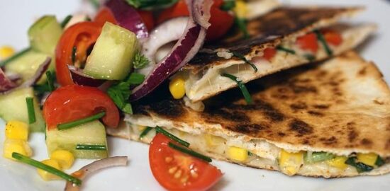 Kukuřičné placky s bylinkami a jogurtem