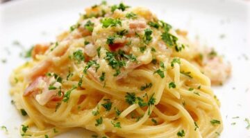 Pasta alla carbonara špagety s vaječnou omáčkou