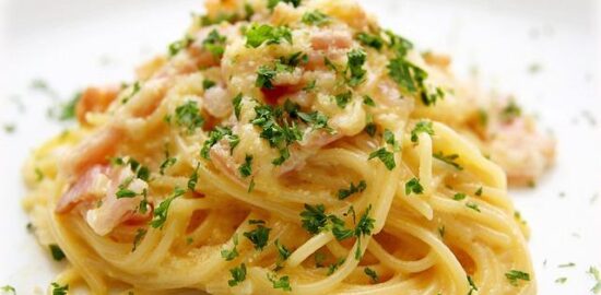 Pasta alla carbonara špagety s vaječnou omáčkou