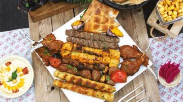 Kebab s omáčkou z granátového jablka