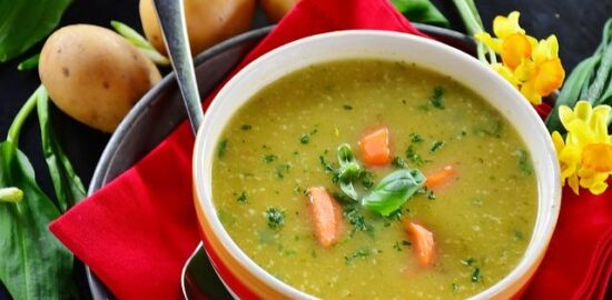 Bramborová polévka s kari a kokosem