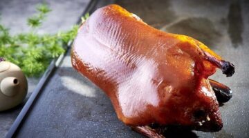 Pečená kachna s brusinkami a šťouchanými bramborami