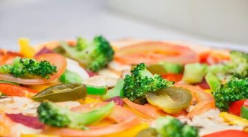 Pizza s cherry rajčaty a mozzarellou