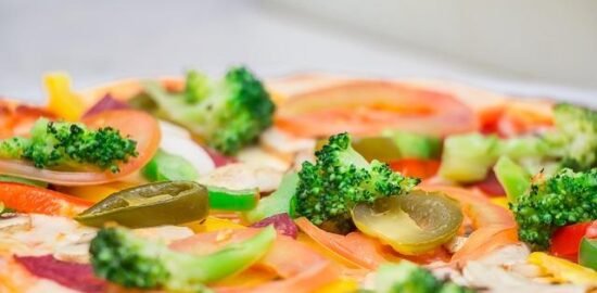 Pizza s cherry rajčaty a mozzarellou