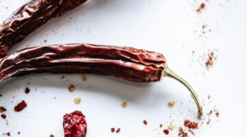 Chili con carne s chlebem