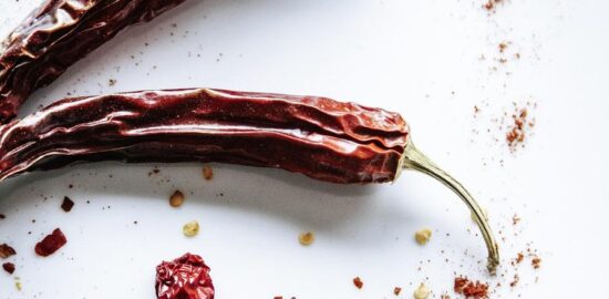 Chili con carne s chlebem