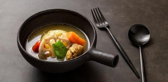 Zelený kari s tuňákem a kokosem