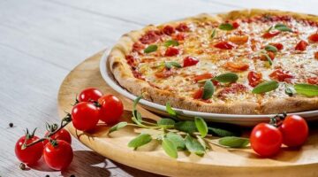 Sicilská pizza s rajčaty a bazalkou
