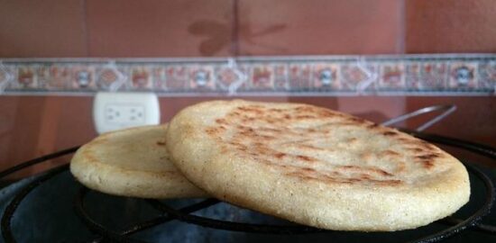 Arepas s pikantním guacamole