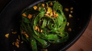 Tagliatelle s rajčaty a bazalkou