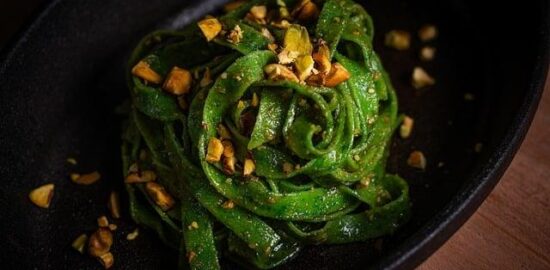 Tagliatelle s rajčaty a bazalkou