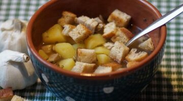 Česnečka s křupavým slaninovým chips