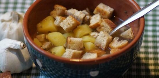 Česnečka s křupavým slaninovým chips