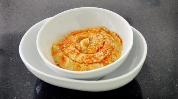 Humus s pečenou červenou řepou