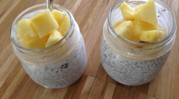 Chiapudding s ovocem a medem