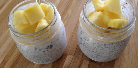 Chiapudding s ovocem a medem