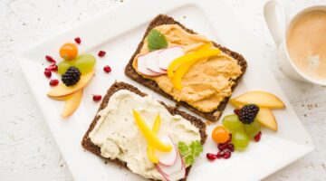 Hummus s chlebem a zeleninou