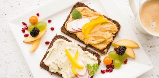 Hummus s chlebem a zeleninou