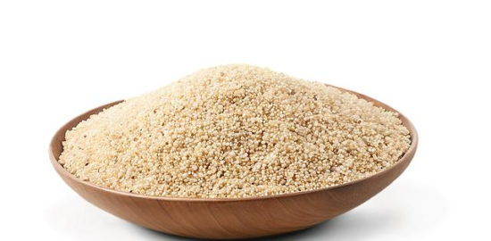 Quinoa s pečenou zeleninou a hummusem