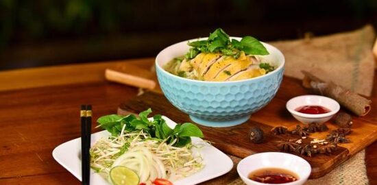 Phở hovězí s rýžovými nudlemi